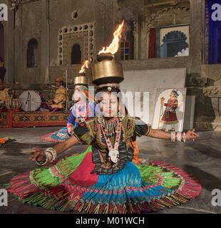 Donne esegue il tradizionale Gujjar chari dance, Udaipur, Rajasthan, India Foto Stock