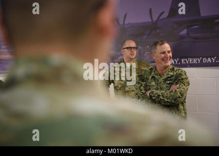 Flotta Master Chief (SS/SW) Crispian Addington, Comando europeo Senior leader arruolato tours il 352d per le operazioni speciali impianti di ala e si incontra con i leader e gli avieri durante la sua visita a RAF Mildenhall, 10 gennaio, 2018. Flotta Master Chief Addington ha parlato agli aviatori circa l importanza di una corretta manutenzione e protocolli di sicurezza per assicurare il successo della missione. Foto Stock