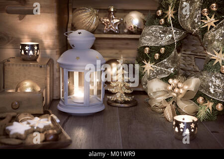 Lanterna decorativa, candele e decorazioni di Natale sulla cucina vintage Foto Stock