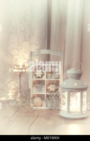 Lanterna decorativa, candele e decorazioni di Natale, shallow DOF; concentrarsi sulla sommità della lanterna, lo spazio per il testo Foto Stock