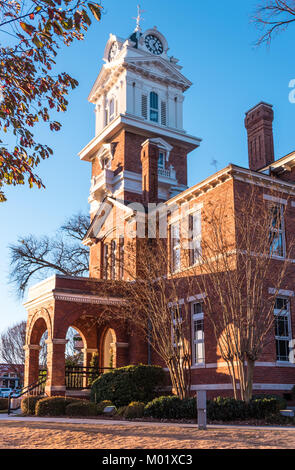 Costruito nel 1885, Gwinnett storico tribunale si erge maestosamente sulla piazza della città e nel centro storico di Lawrenceville, Georgia. (USA) Foto Stock