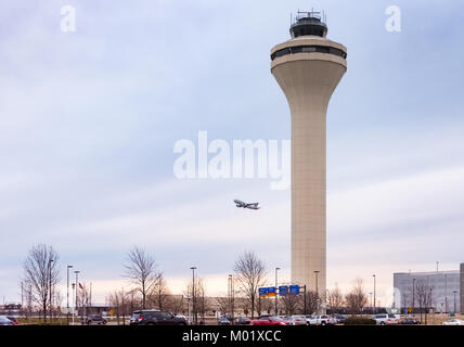 American Airlines jet decolla al crepuscolo e dall'Aeroporto Internazionale di Memphis a Memphis, Tennessee, Stati Uniti d'America. Foto Stock