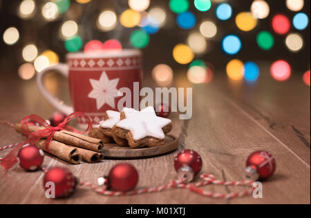 Bevanda calda, biscotti di Natale e candy cane sulla tavola decorati Foto Stock