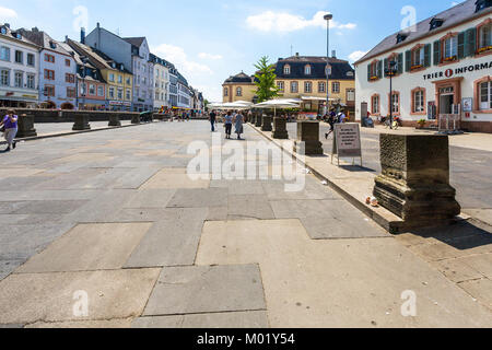 TRIER, Germania - 28 giugno 2010: persone su Porta-Nigra-Platz, vicino antico monumento romano Porta Nigra (cancello nero) nella città di Treviri. La città è stata fondata b Foto Stock