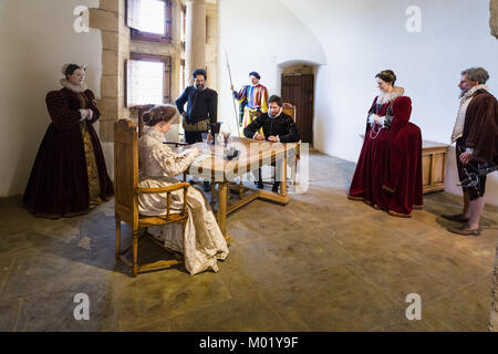 SEDAN, Francia - 30 giugno 2010: storico manichini nella hall del castello Chateau de Sedan. Berlina è un comune nel dipartimento delle Ardenne, il castello ha iniziato Foto Stock