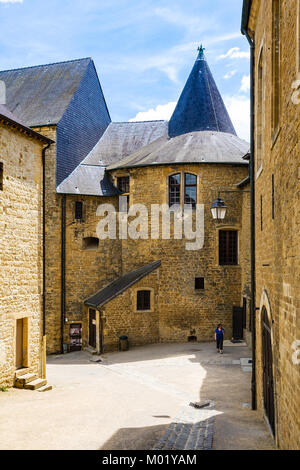 SEDAN, Francia - 30 giugno 2010: il visitatore nella corte del castello Chateau de Sedan nel giorno d'estate. Berlina è un comune nel dipartimento delle Ardenne, il castello essere Foto Stock