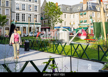 BOULOGNE-SUR-MER, Francia - 30 giugno 2010: turistico vicino giardino Jardin Ephemere sul luogo Godefroy de Bouillon in serata d'estate. Boulogne è coastal cit Foto Stock