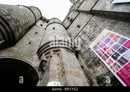 LE MONT SAINT MICHEL - luglio 5, 2010: vista dal basso delle mura del castello di San Michele Abbazia. Le Mont Saint Michel è un'isola comune in Normandia Foto Stock