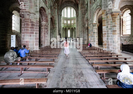 LE MONT SAINT MICHEL - luglio 5, 2010: turisti nella navata centrale di Saint Michael's Abbey. Le Mont Saint Michel è un'isola comune in Normandia, prima fondazione monastica Foto Stock