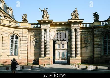 Strasburgo, Francia - 10 luglio 2010: donna vicino ala del Palazzo Rohan con gate a Strasburgo musei della città - Museo Archeologico, Museo di motivi decorativi Foto Stock