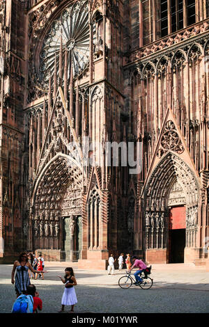 Strasburgo, Francia - 10 luglio 2010: persone nei pressi di ingresso alla Cattedrale sulla piazza Place de la Cathedrale . Cattedrale cattolica romana fu costruito nel 1015-14 Foto Stock