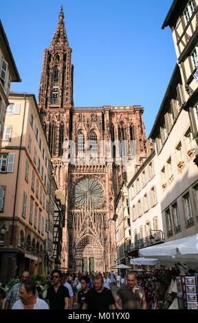 Strasburgo, Francia - 10 luglio 2010: la gente sulla strada Rue Merciere e vista della facciata ovest della cattedrale di Strasburgo. Cattedrale cattolica romana fu costruito Foto Stock