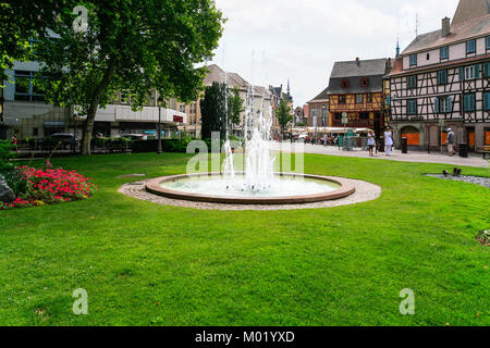 COLMAR, Francia - Luglio 11, 2010: persone vicino a fontana sulla Place des Unterlinden a Colmar. Colmar è la terza più grande Comune della regione dell'Alsazia, cittadina è Foto Stock