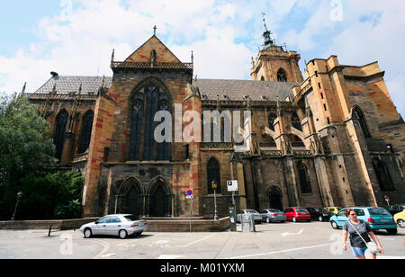 COLMAR, Francia - Luglio 11, 2010: turistica urbana parcheggio sulla piazza Place de la Cathedrale vicino Chiesa Collegiale Saint-Martin de Colmar. Colmar è Foto Stock