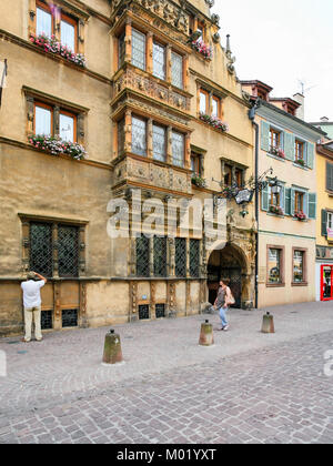 COLMAR, Francia - Luglio 11, 2010: turistico vicino casa Maison des Tetes (casa di capi) su Rue des Tetes a Colmar.Questa casa è stata costruita nel 1609 da archit Foto Stock