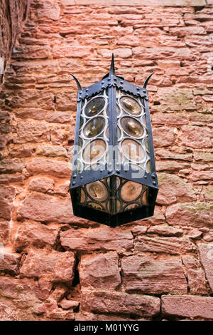 ORSCHWILLER, Francia - Luglio 11, 2010: vecchia lanterna nel castello Chateau du Haut-Koenigsbourg in Alsazia. Primo tempo il castello è stato menzionato nel 1147, la BU Foto Stock