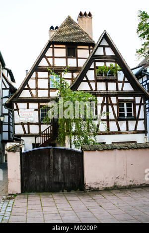 Strasburgo, Francia - Luglio 11, 2010: antico borgo medievale a struttura mista in legno e muratura maison Le Lokhas nel quartiere Petite France di Strasburgo. Strasburgo è la capitale del Grand Foto Stock