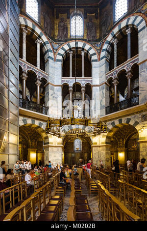 AACHEN, Germania - 27 giugno 2010: turisti in ottagono Cappella Palatina nel duomo di Aachen. Il modello DOM è una delle più antiche cattedrali in Europa è stato co Foto Stock