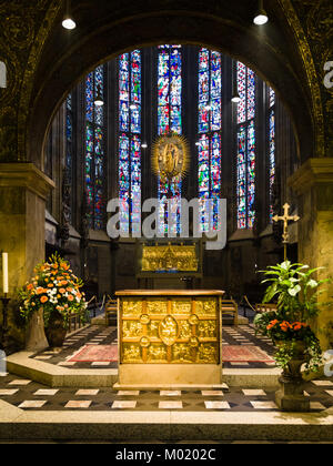 AACHEN, Germania - 27 giugno 2010: altare d'oro (Pala d'Oro) e Carlo Magno il santuario in vetro cappella del Duomo di Aachen. Il modello DOM è stato costruito da em Foto Stock