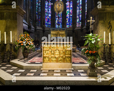 AACHEN, Germania - 27 giugno 2010: vista dell altare d'oro (Pala d'Oro) e Carlo Magno il santuario in vetro cappella del Duomo di Aachen. Il modello DOM è stata costruire Foto Stock