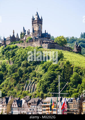 COCHEM, Germania - 28 giugno 2010: sul Reichsburg Cochem castle su Cochem città nel giorno d'estate. Cochem è la più grande città nel distretto di Cochem-Zell in Rh Foto Stock