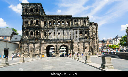 TRIER, Germania - 28 giugno 2010: la gente vicino antico monumento romano Porta Nigra (cancello nero) nella città di Treviri. La Porta Nigra è stato costruito in arenaria grigia Foto Stock