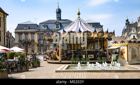 TROYES, Francia - 29 giugno 2010: la gente e la giostra sulla parte anteriore del Municipio sulla piazza Place Marechal Foch a Troyes. La città di Troyes è la capitale dell Aube Foto Stock