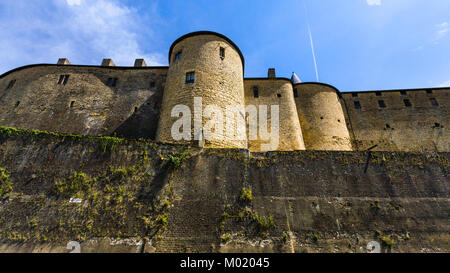 SEDAN, Francia - 30 giugno 2010: vista dal basso del castello di Chateau de Sedan nel giorno d'estate. Berlina è un comune nel dipartimento delle Ardenne, il castello ha iniziato a essere Foto Stock