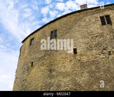 SEDAN, Francia - 30 giugno 2010: vista della torre di castello Chateau de Sedan nel giorno d'estate. Berlina è un comune nel dipartimento delle Ardenne, il castello ha iniziato a Foto Stock