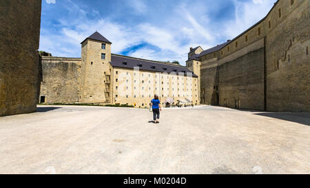 SEDAN, Francia - 30 giugno 2010: turistici nel cortile del castello Chateau de Sedan nel giorno d'estate. Berlina è un comune nel dipartimento delle Ardenne, il castello essere Foto Stock