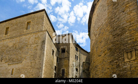 SEDAN, Francia - 30 giugno 2010: all'interno delle torri del castello di Chateau de Sedan nel giorno d'estate. Berlina è un comune nel dipartimento delle Ardenne, il castello ha iniziato a Foto Stock