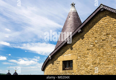 SEDAN, Francia - 30 giugno 2010: il tetto della torre edificio all interno del castello di Chateau de Sedan nel giorno d'estate. Berlina è un comune nel dipartimento delle Ardenne, il Foto Stock