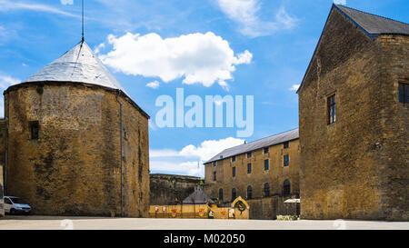 SEDAN, Francia - 30 giugno 2010: il cortile del castello Chateau de Sedan nel giorno d'estate. Berlina è un comune nel dipartimento delle Ardenne, il castello ha iniziato a essere b Foto Stock