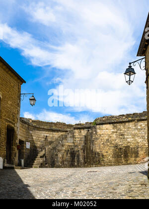 SEDAN, Francia - 30 giugno 2010: il cortile interno del castello di Chateau de Sedan nel giorno d'estate. Berlina è un comune nel dipartimento delle Ardenne, il castello ha iniziato a essere Foto Stock