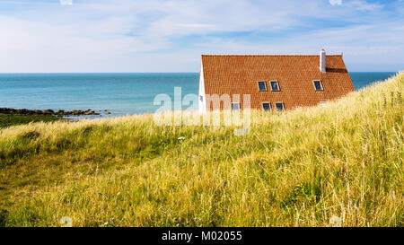 AUDINGHEN, Francia - 30 giugno 2010: appartamento casa vicino cappuccio Gris-Nez in Côte d'Opale regione nel Pas-de-Calais. Le scogliere di capo Gris-Nez sono Foto Stock