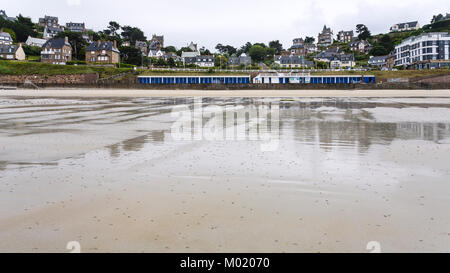 PERROS-guirec, Francia - luglio 2, 2010: sabbia spiaggia Plage de Trestrignel e vista del boulevard de Trestrignel in Perros-Guirec comune della Cotes-d'Armor Foto Stock