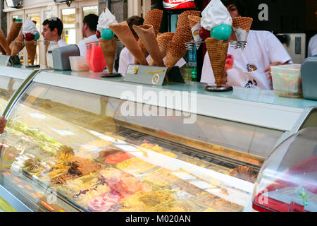 SAINT-MALO, Francia - luglio 5, 2010: venditori al contatore di strada con gelato di Saint-Malo città nel giorno d'estate. Saint-Malo è murata città portuale in Britta Foto Stock