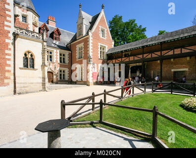 AMBOISE, Francia - luglio 8, 2010: i visitatori nella corte di Chateau du Clos Luce nella città di Amboise. Il maniero fu la residenza di Leonardo da Vinci tra 15 Foto Stock