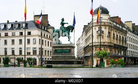 ORLEANS, Francia - luglio 9, 2010: la vista sulla piazza Place du Martroi con un monumento di Jeanne d'Arc in Orleans city. Orleans è la capitale del dipartimento del Loiret de Foto Stock