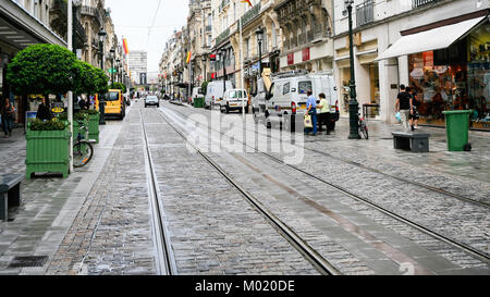 ORLEANS, Francia - luglio 9, 2010: persone vicino a negozi di Rue de la Republique in Orleans city. Orleans è la capitale del dipartimento del Loiret e reparto Foto Stock