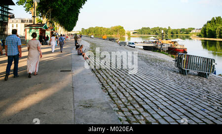 ORLEANS, Francia - luglio 9, 2010: la gente a piedi lungo Quai du Chatelet sul lungomare di fiume Loira in Orleans city. Orleans è la capitale del dipartimento del Loiret Foto Stock