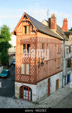 ORLEANS, Francia - luglio 9, 2010: medievale a struttura mista in legno e muratura casa residenziale sulla strada Rue de la Poterne in Orleans. Orleans è la capitale del dipartimento del Loiret Foto Stock