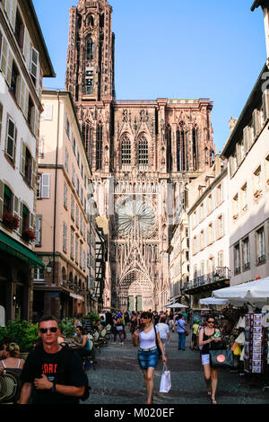 Strasburgo, Francia - 10 luglio 2010: la gente sulla strada Rue Merciere e vista della cattedrale di Strasburgo in serata. Cattedrale cattolica romana fu costruito nel 1 Foto Stock