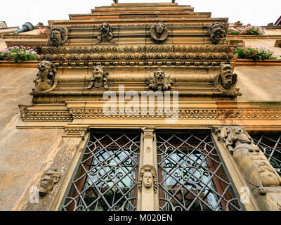 COLMAR, Francia - Luglio 11, 2010: finestra decorata della Maison des Tetes (casa di capi) su Rue des Tetes a Colmar.Questa casa è stata costruita nel 1609 da archi Foto Stock