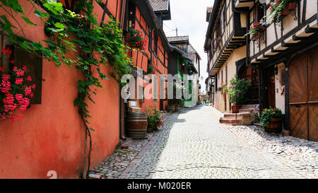 RIQUEWIHR, Francia - Luglio 11, 2010: street con le botteghe del vino in città Riquewihr. Riquewihr è comune in Alsazia strada del vino regione, città appartiene alla Foto Stock