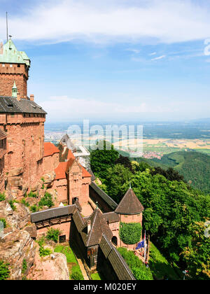 ORSCHWILLER, Francia - Luglio 11, 2010: vista sul castello di Chateau du Haut-Koenigsbourg in Alsazia. Primo tempo il castello è stato menzionato nel 1147, l'edificio Foto Stock