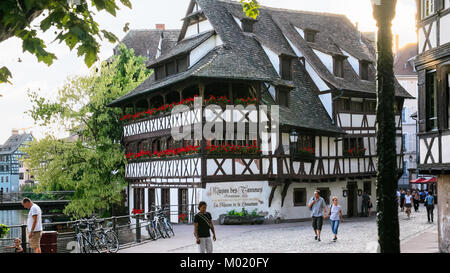 Strasburgo, Francia - luglio, 11: persone vicino casa medioevale Maison des Tanneurs nel quartiere Petite France di Strasburgo. Strasburgo è la capitale della GR Foto Stock