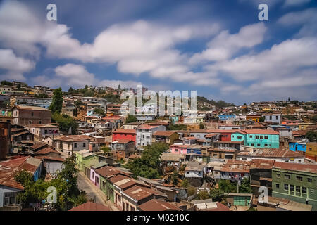 Vista sui tetti delle case in Valparaiso povero sobborgo, Cile Foto Stock