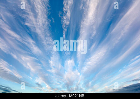 Ampio angolo di visione di Altostratus undulatus wave nubi in un raramente visto ondulata di forma a ventaglio accompagnata da alcuni Cirrus cloud Foto Stock