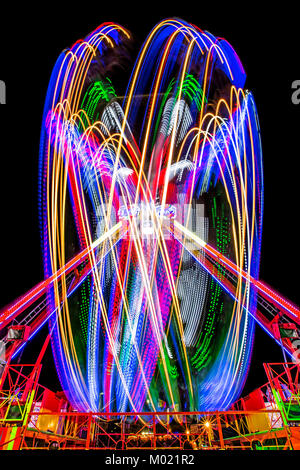 Un artistico colorato immagini notturne di un pauroso guidare in fiera del grande vapore Dorset UK Fair. Foto Stock